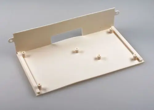 Weiße Kunststoffplatte mit abgerundeten Ecken und mehreren Halterungen. Teil einer Steuerplatine von Remko, geeignet für spezifische Geräteanwendungen.