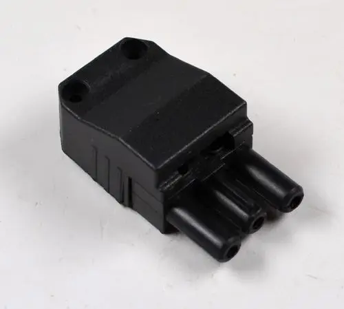 Stromanschlussstecker mit drei Anschlüssen, schwarzem Gehäuse und Befestigungsmöglichkeiten, hergestellt von Remko.