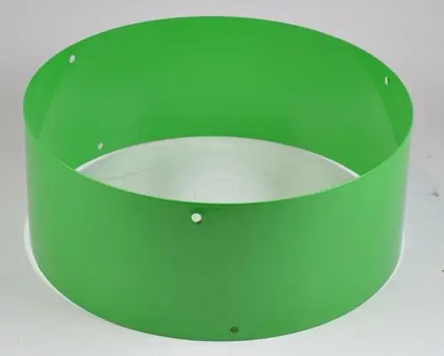 Grünes Ventilatorgehäuse von Remko mit einem runden, flachen Boden. Es zeigt mehrere Befestigungslöcher an der Seite für eine einfache Montage.