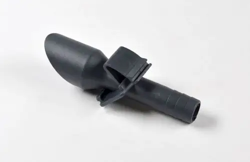 Kunststoffteil mit gebogenem Ende und Clip, möglicherweise ein Kondensatstutzen von Remko, präsentiert auf weißem Untergrund.