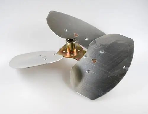 Remko Ventilatorflügel mit drei metallischen Blättern, montiert auf einer zentralen Achse. Die Oberfläche ist glatt und reflektierend, geeignet für verschiedene Lüftungssysteme.