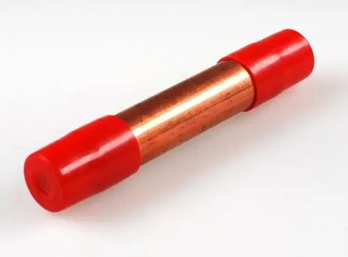 Kupferrohr mit roten Kunststoffkappen an beiden Enden, Produkt von Remko, zeigt ein einfaches und funktionales Design ohne erkennbare Maße oder spezifische Hinweise.