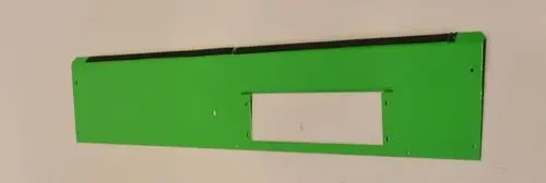 Grün lackiertes Seitenteil mit rechteckiger Aussparung und mehreren Befestigungslöchern, zur Verwendung in Remko-Produkten montiert.