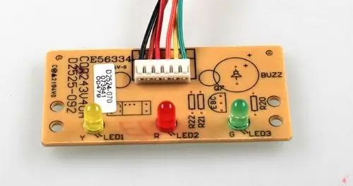 Schaltplatine mit drei LED-Anzeigen in rot, gelb und grün sowie einem Summer, hergestellt von Remko. Die Platine hat mehrere Anschlussmöglichkeiten für die Elektronik.