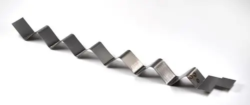 Wirbulator von Remko in gewellter Form aus Metall, mit mehreren Wellen und einer Verbindung. Eignet sich zur Luftführung in technischen Anwendungen.
