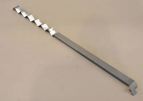 Metallisches Bauteil mit einer gezackten Struktur an einem Ende und einer geraden, flachen Verbindung. Produkt von Remko, möglicherweise zur Luftzirkulation oder Kühltechnik geeignet.