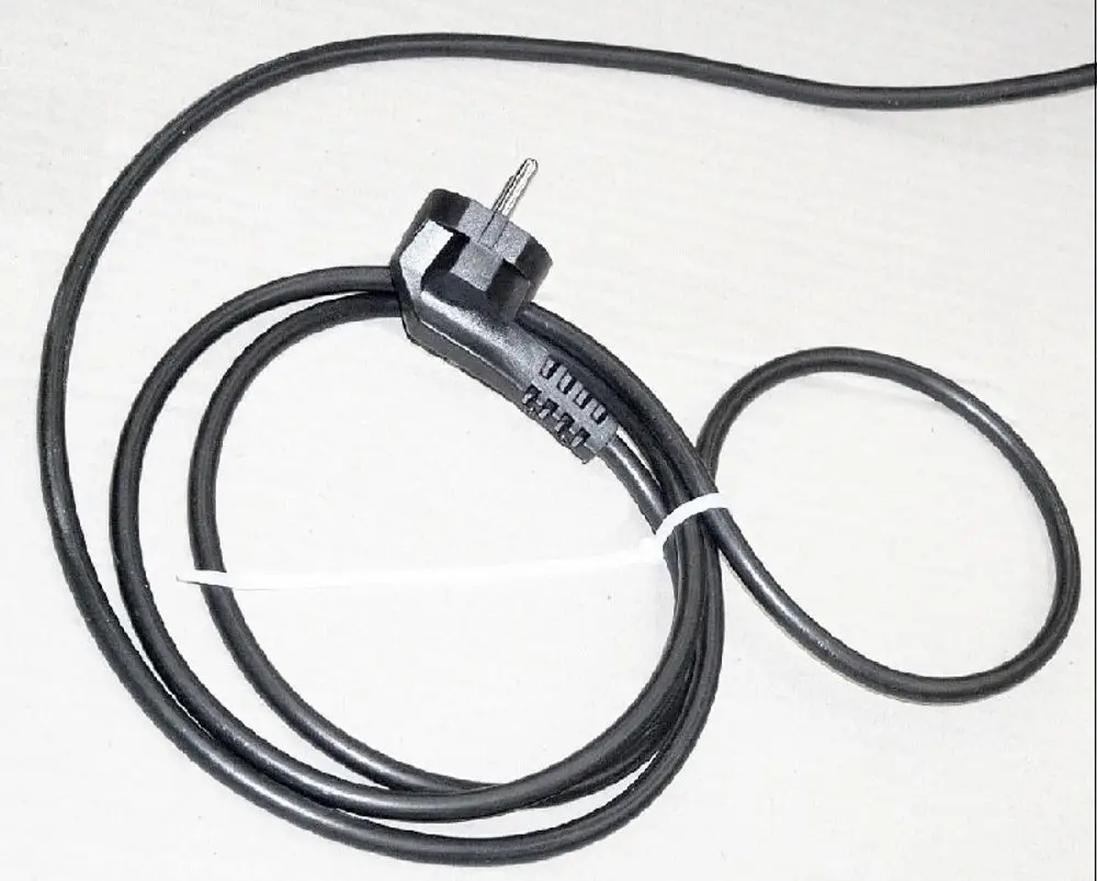 Netzkabel mit Stecker, an einem Kabel befestigt, mit einem geraden Steckeranschluss. Das Produkt gehört zur Marke Remko.