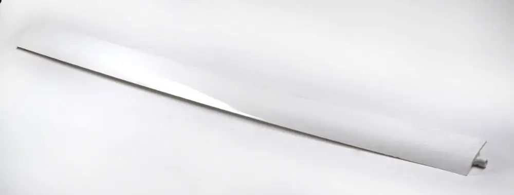 Weißer Lamellenverflüssiger von Remko, längliche, flache Form ohne erkennbare Maße, vor neutralem Hintergrund.