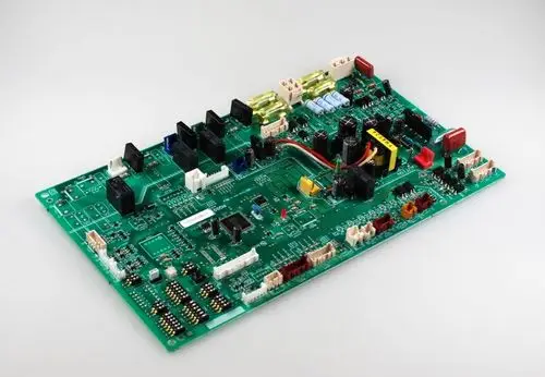 Steuerplatine von Remko mit verschiedenen Anschlussmöglichkeiten, Schaltkreisen und Bauteilen auf grünem Leiterplattenmaterial.