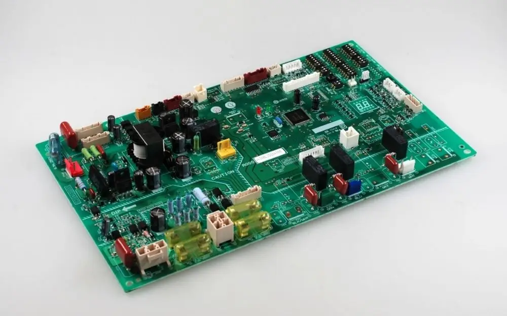 Steuerplatine von Remko, grüne Leiterplatte mit verschiedenen elektronischen Bauteilen, Steckplätzen und Anschlüssen, für Anwendungen in Heizungs- und Klimaanlagen.