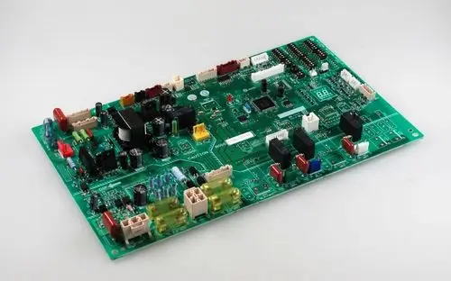 Steuerplatine von Remko, grüne Leiterplatte mit verschiedenen elektronischen Bauteilen, Steckplätzen und Anschlüssen, für Anwendungen in Heizungs- und Klimaanlagen.