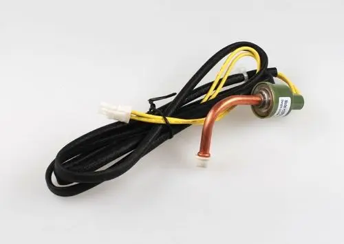 Druckaufnehmer mit Kabeln in Schwarz und Gelb, Metallanschluss und Plastikstecker. Produkt von Remko, geeignet für Niederdruckanwendungen.