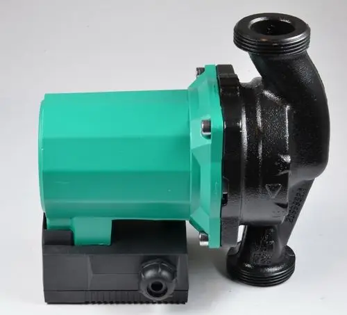 Umwälzpumpe in grüner und schwarzer Ausführung von Remko, mit Anschlussgewinde und seitlichem Auslass. Gehäuse und Motor sind klar erkennbar.