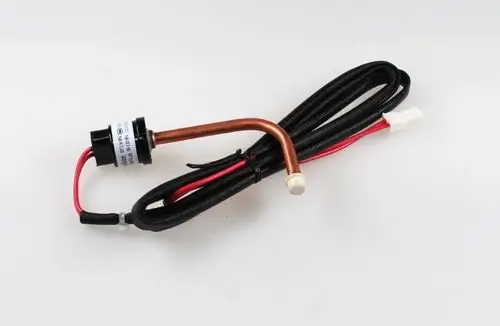 Hochdrucksensor von Remko mit Kupferrohr und elektrischen Anschlüssen. Die Kabel sind durch einen schwarzen Schutzschlauch ummantelt.