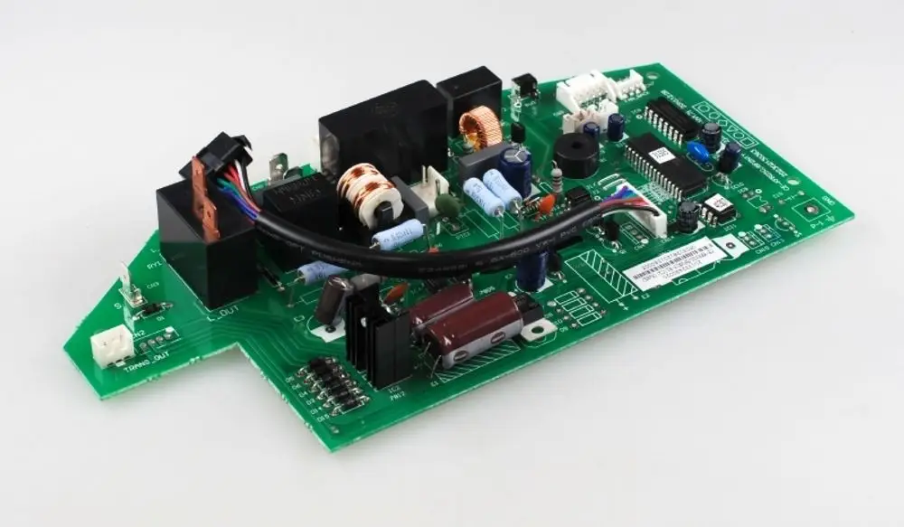 Steuerplatine von Remko, mit verschiedenen elektronischen Komponenten wie Relais, Kondensatoren und Widerständen auf grünem Leiterplattenmaterial.