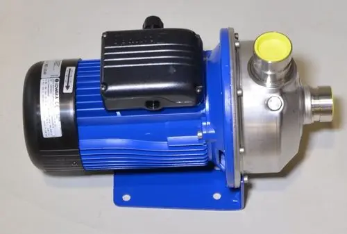Umwälzpumpe von Remko in blauer und silberner Ausführung, mit einer elektrischen Einheit oben und einem Anschluss für Rohrleitungen auf der Vorderseite.