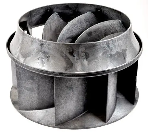 Ventilatorrad aus Metall mit mehreren gebogenen Schaufeln, hergestellt von Remko, für die Luftzirkulation in technischen Geräten.