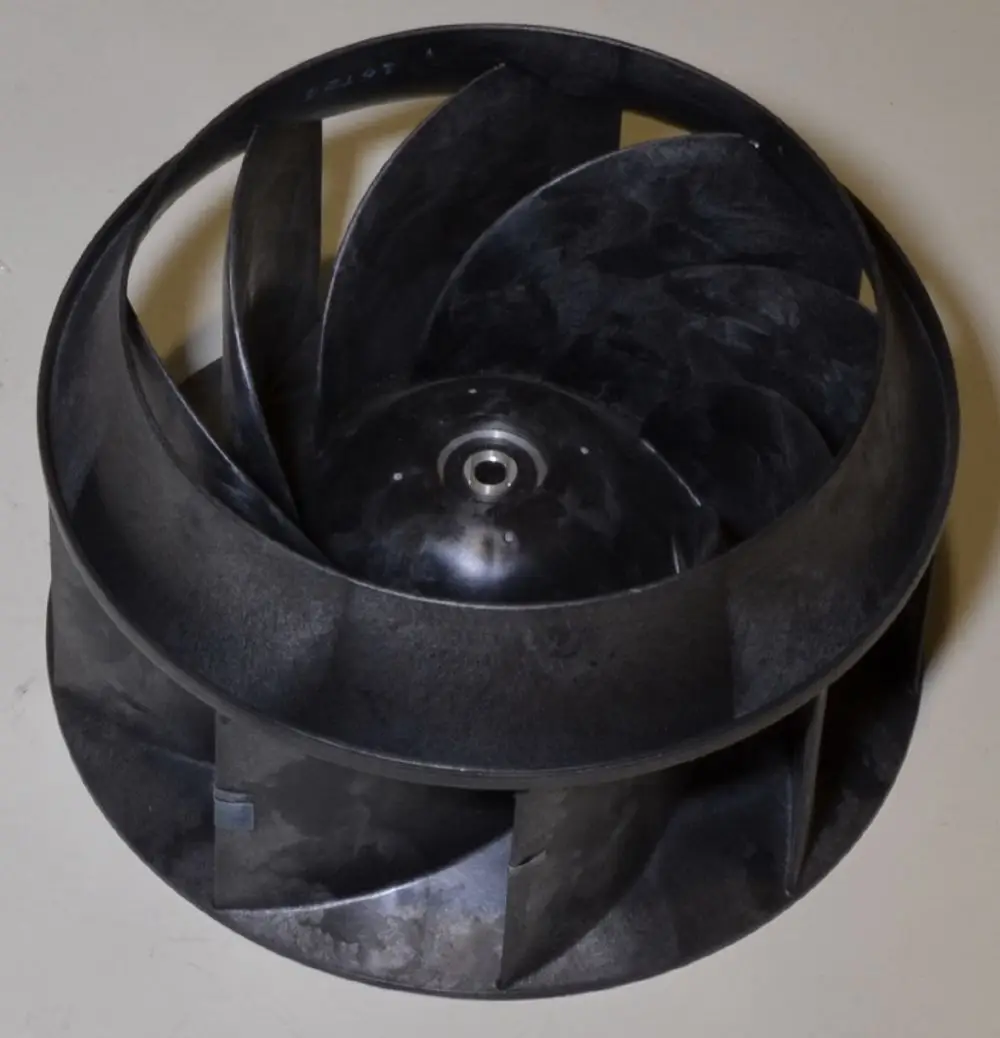 Remko Ventilatorrad mit mehreren gebogenen Schaufeln aus schwarzem Kunststoff, zentriert auf einer runden Basis.