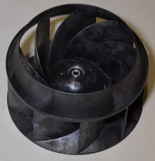 Remko Ventilatorrad mit mehreren gebogenen Schaufeln aus schwarzem Kunststoff, zentriert auf einer runden Basis.