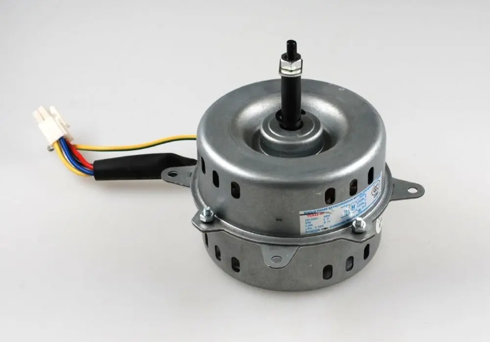 Verdampferventilatormotor mit mehreren Kabeln und metallischer Gehäusestruktur, hergestellt von Remko. Der Motor hat eine zentrale Welle für die Rotation.