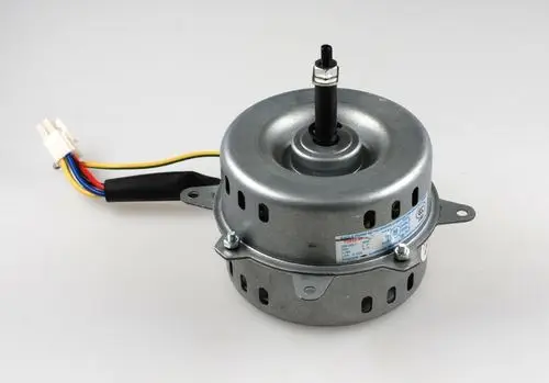 Verdampferventilatormotor mit mehreren Kabeln und metallischer Gehäusestruktur, hergestellt von Remko. Der Motor hat eine zentrale Welle für die Rotation.