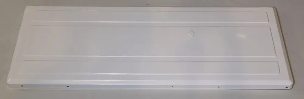 Weißes Deckblech mit einer glatten Oberfläche, das möglicherweise für ein Remko-Gerät verwendet wird. Die Struktur zeigt klare, gerade Linien und eine einfache formale Gestaltung.