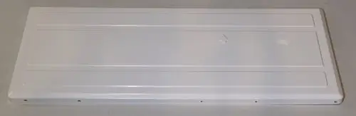 Weißes Deckblech mit einer glatten Oberfläche, das möglicherweise für ein Remko-Gerät verwendet wird. Die Struktur zeigt klare, gerade Linien und eine einfache formale Gestaltung.