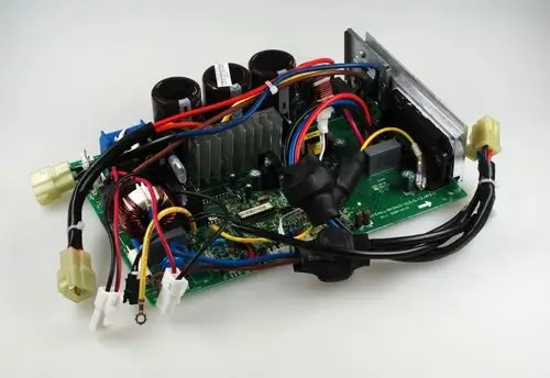 Steuerplatine mit mehreren Kondensatoren und Kühlrippen, verkabelt und für elektrische Anwendungen geeignet, hergestellt von Remko.