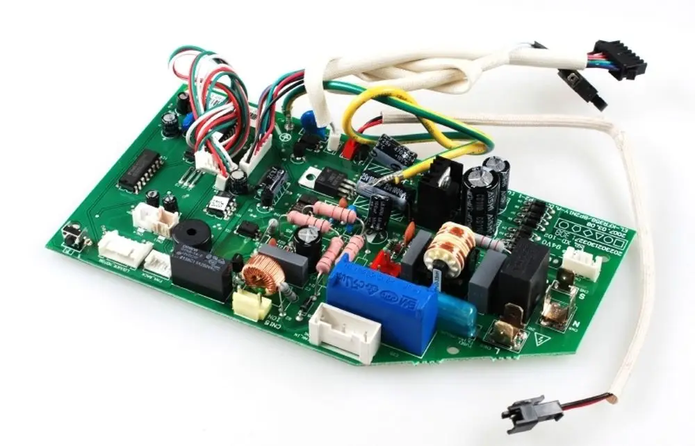 Grüne Steuerplatine mit verschiedenen elektronischen Bauteilen und Kabelanschlüssen, verwendet in Remko Produkten.