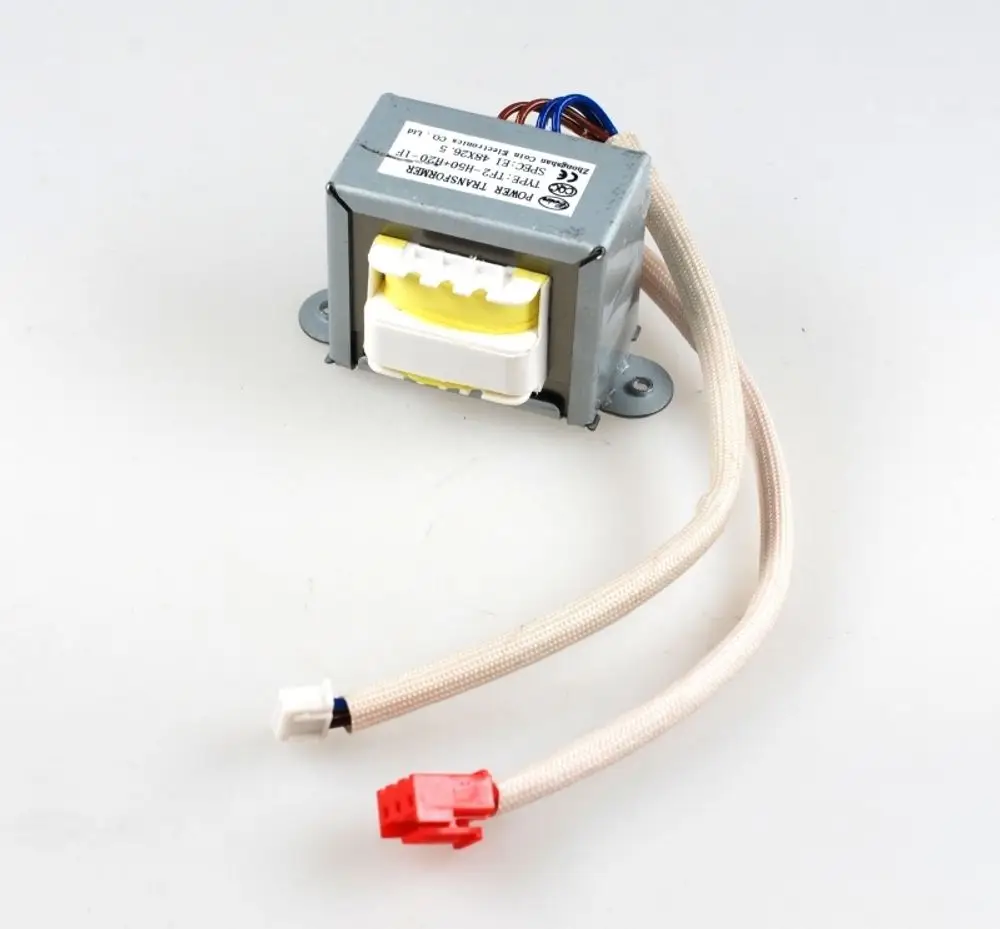 Transformator mit Metallgehäuse und farbigen Anschlusskabeln. Eingesetzt in elektrischen Geräten, möglichweise von der Marke Remko.