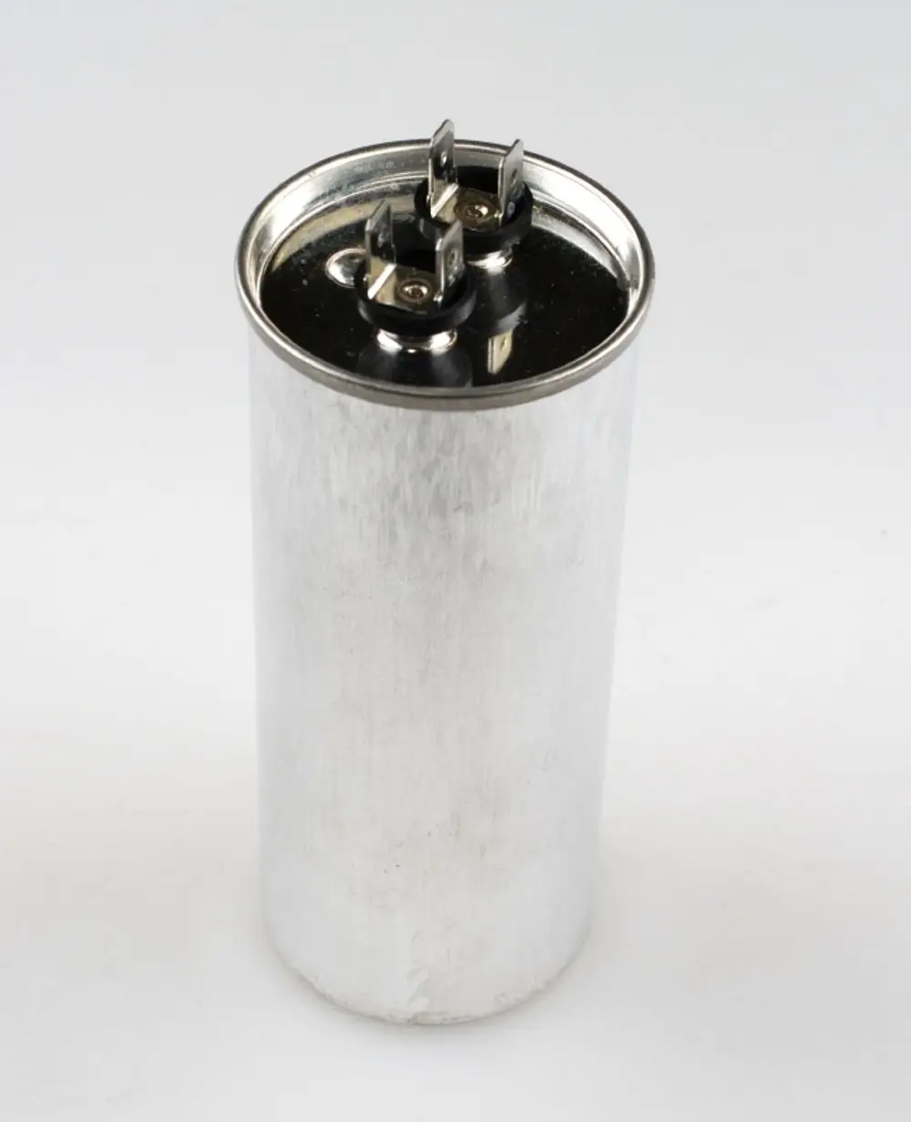 Aluminiumkondensator mit zwei Anschlussklemmen, verwendet in Klimaanlagen oder Kompressoren, vermutlich von der Marke Remko.