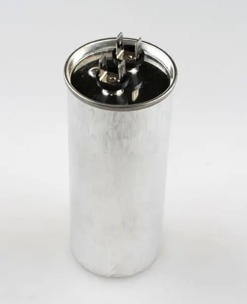 Aluminiumkondensator mit zwei Anschlussklemmen, verwendet in Klimaanlagen oder Kompressoren, vermutlich von der Marke Remko.