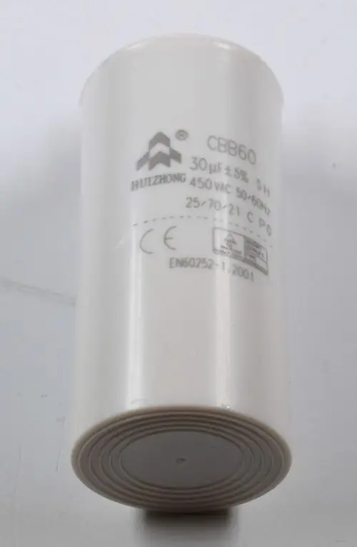 Weißer zylindrischer Kondensator mit Aufschrift, vermutlich von Remko, für elektrische Anwendungen. Sichtbar sind die Werte für Kapazität und Spannung.