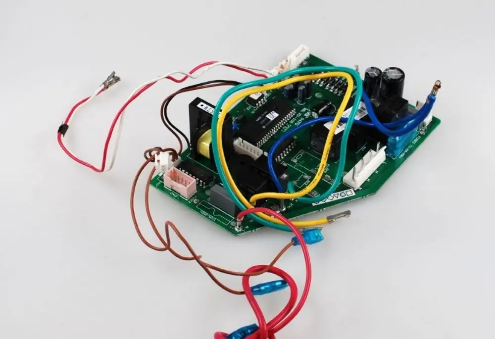 Steuerplatine von Remko mit mehreren elektrischen Verbindungen und Bauteilen, dargestellt auf einem weißen Hintergrund.