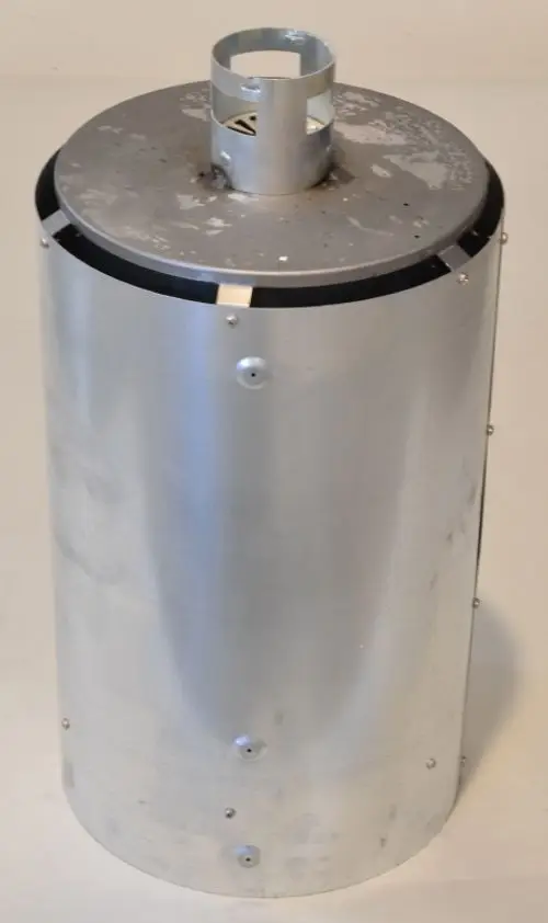 Metallene Brennkammer in zylindrischer Form mit oberem Anschluss und mehreren Schrauben. Hergestellt von Remko, geeignet für Heizsysteme.