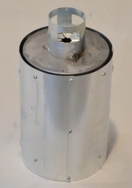 Metallische Brennkammer mit Oberteil und herausragendem Wärmetauscher, hergestellt von Remko. Die Oberfläche ist silbern und zeigt Verarbeitungsdetails wie Schrauben.