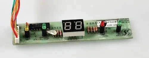 Anzeigeplatine mit einer digitalen Anzeige und mehreren LEDs, gefertigt von Remko. Verschiedene Anschlüsse und Widerstände sind sichtbar.