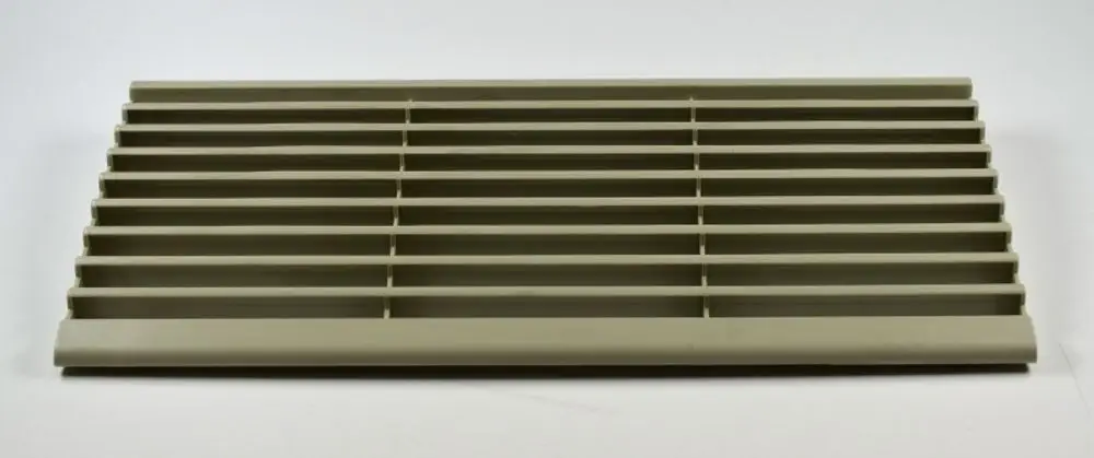 Gitter aus Kunststoff mit horizontalen Lamellen, verwendet in Klimaanlagen oder Luftverteilungssystemen, sichtbar als Ausblasgitter von der Marke Remko.