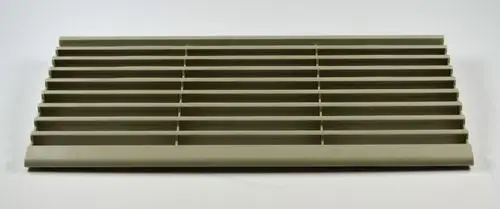 Gitter aus Kunststoff mit horizontalen Lamellen, verwendet in Klimaanlagen oder Luftverteilungssystemen, sichtbar als Ausblasgitter von der Marke Remko.