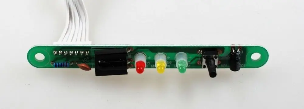 Grüne Anzeigeplatine mit vier LEDs (rot, gelb, grün) und Anschlüssen. Teil eines Remko-Systems zur Anzeige von Statusinformationen.