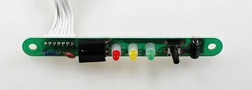 Grüne Anzeigeplatine mit vier LEDs (rot, gelb, grün) und Anschlüssen. Teil eines Remko-Systems zur Anzeige von Statusinformationen.