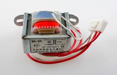 Transformator mit Metallgehäuse, verbundenen Leitungen und Anschlusssteckern. Gerät ist von der Marke Remko und dient zur Spannungsumwandlung.