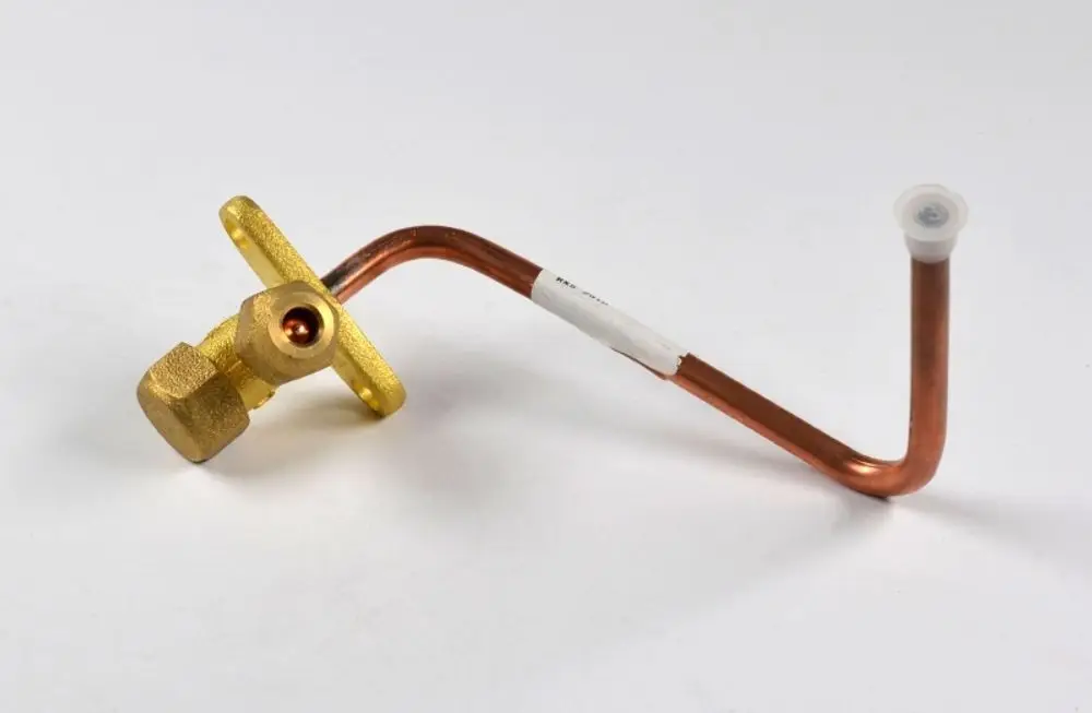 Einspritzleitung mit einem Absperrventil von Remko, bestehend aus einer Kupferleitung und einem goldfarbenen Metallanschluss, der eine Steuerung des Durchflusses ermöglicht.