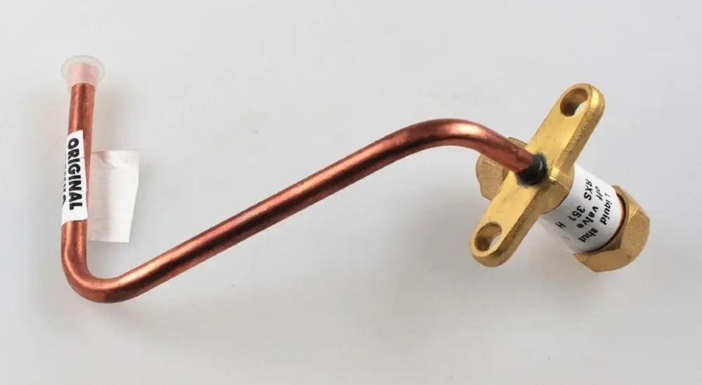 Kupferne Leitung mit Absperrventil, verbunden mit einer goldfarbenen Klemme. Auf dem Ventil ist die Marke Remko und weitere technische Informationen sichtbar.