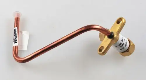 Kupferne Leitung mit Absperrventil, verbunden mit einer goldfarbenen Klemme. Auf dem Ventil ist die Marke Remko und weitere technische Informationen sichtbar.