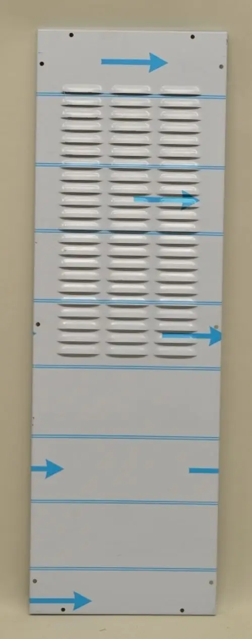 Remko-Isolierung mit mehreren horizontalen und vertikalen Luftschlitzen, kennzeichnet durch blaue Pfeile zur Richtungsanzeige, auf einer hellen Hintergrundfläche.