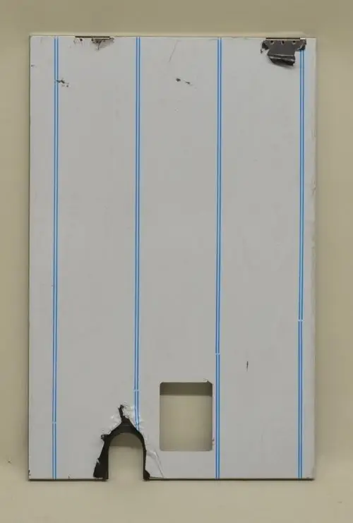 Verschlusstür in weißer Farbe mit blauen Linien und zwei Ausschnitten, teilweise beschädigt. Produkt von Remko, geeignet für bestimmte Brenner-Modelle.