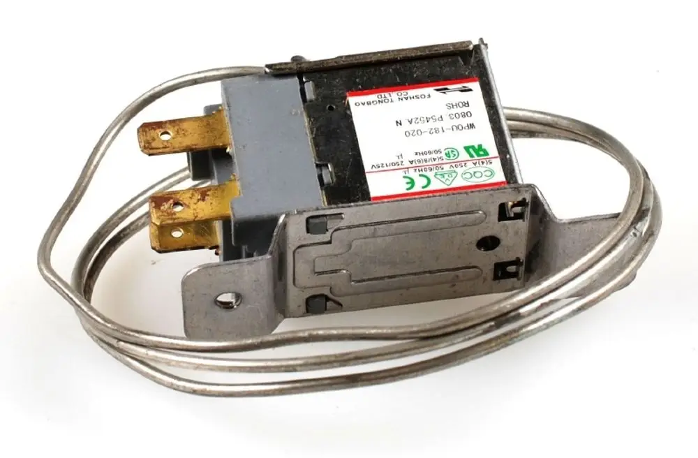 Abtauthermostat mit Fühler von Remko, ausgestattet mit zwei Anschlussklemmen und einer Metallhalterung, umgeben von einem Kabel.