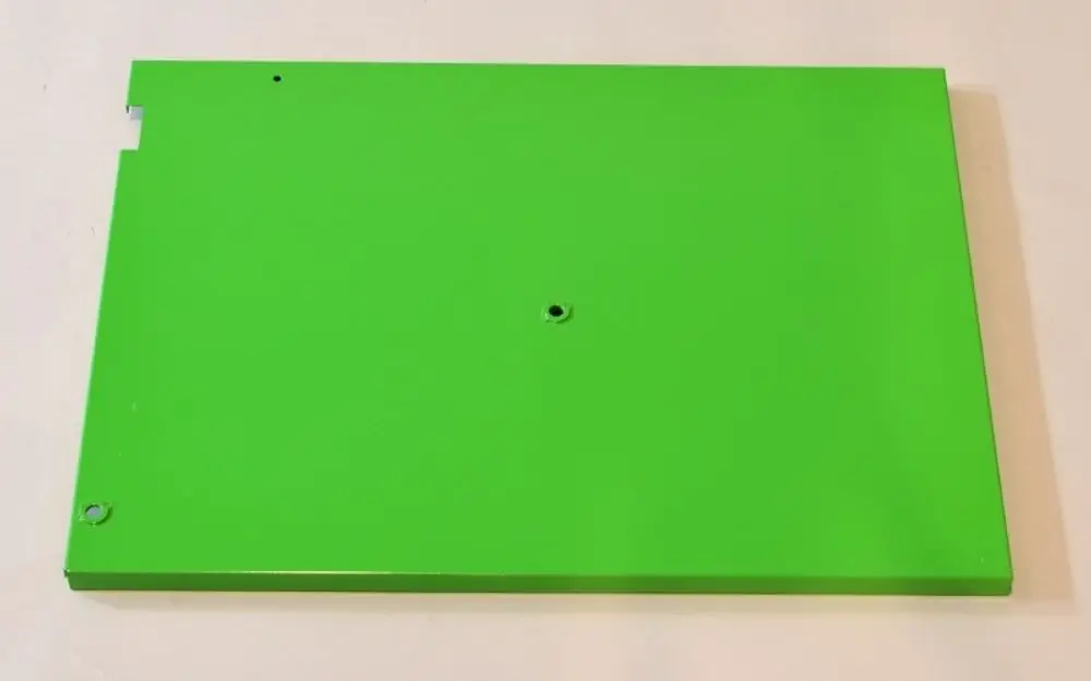 Grüne rechte Seitenverkleidung von Remko, flache Metallplatte mit zwei Löchern und einer Aussparung, zur Verwendung in entsprechenden Geräten.