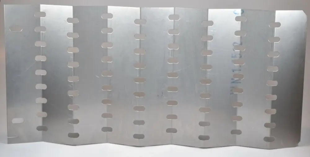 Aluminiumplatte mit mehreren ovalen Ausschnitten, verwendet in der Heizungs- und Lüftungstechnik, möglicherweise von Remko.